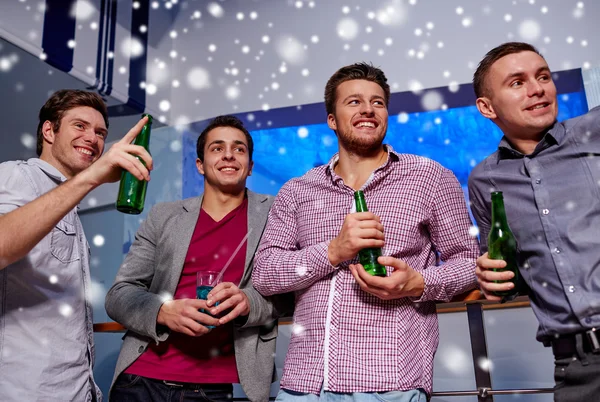 Groupe d'amis masculins avec de la bière en boîte de nuit — Photo