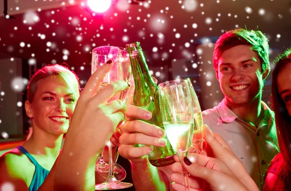 Amigos sonrientes con copas de champán en el club —  Fotos de Stock