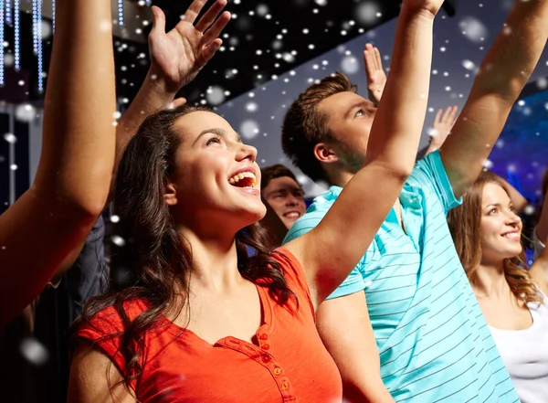 Lächelnde Freunde bei Konzert im Club — Stockfoto