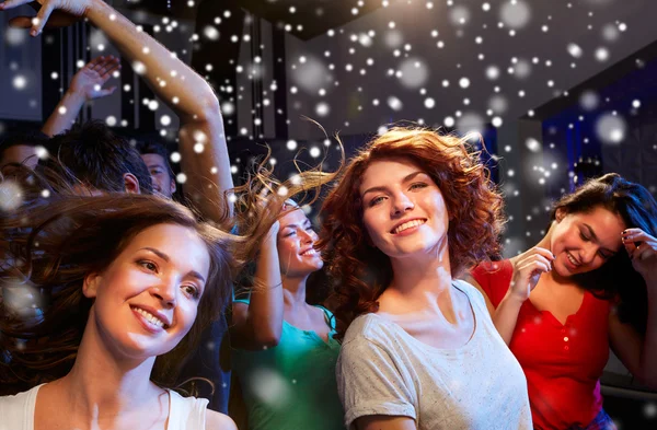 Amigos sonrientes bailando en el club — Foto de Stock