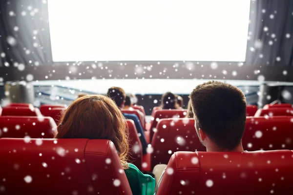 Pareja viendo películas en el teatro o el cine — Foto de Stock