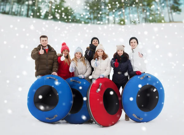 Groep lachende vrienden met sneeuw buizen — Stockfoto