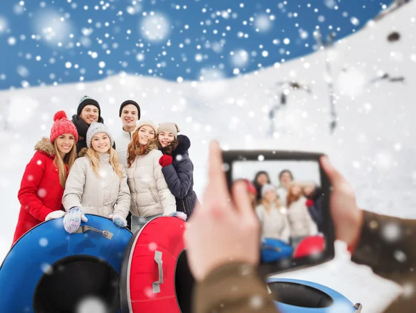 Amis souriants avec des tubes à neige et tablette pc — Photo