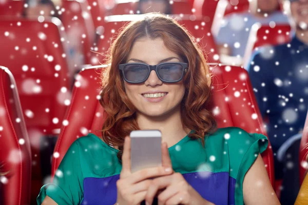 Femme heureuse avec smartphone dans le cinéma 3D — Photo