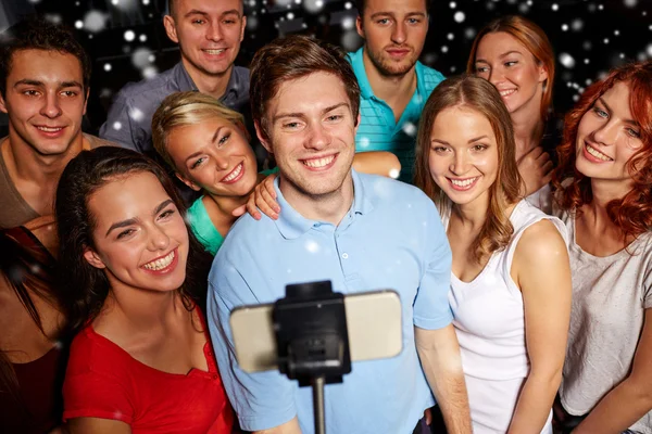 Friends with smartphone taking selfie in club — Stock Photo, Image