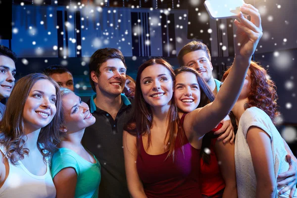 Meg smartphone vesz selfie klub — Stock Fotó