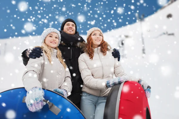 Группа улыбающихся друзей со снежными трубками — стоковое фото