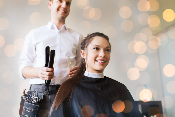 Femme heureuse avec styliste faisant coiffure au salon — Photo