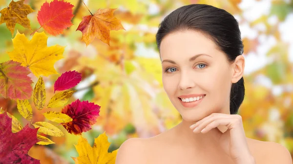 Hermosa mujer tocando su cara durante el otoño — Foto de Stock