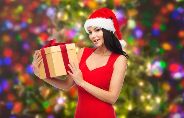 Bella donna sexy in cappello di Babbo Natale con confezione regalo — Foto Stock