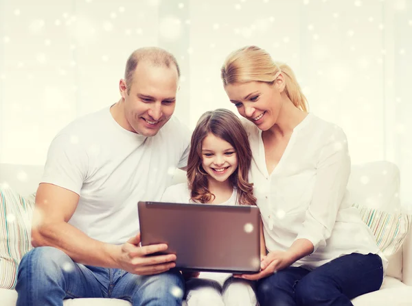 Família sorrindo com laptop em casa — Fotografia de Stock