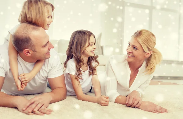 Uśmiechający się rodziców i dwie dziewczynki w domu — Zdjęcie stockowe