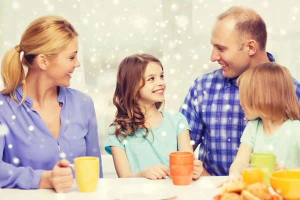 Glückliche Familie mit zwei Kindern beim Frühstück — Stockfoto