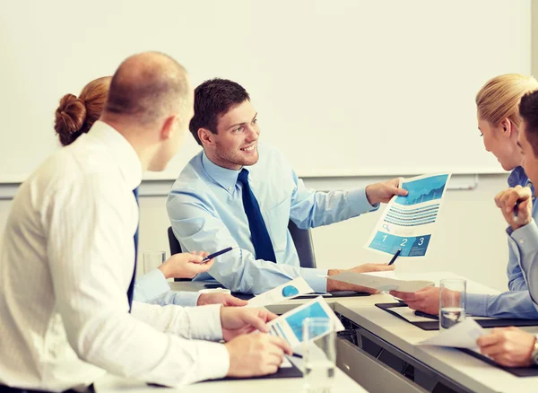 Affärsmän med papper i office — Stockfoto