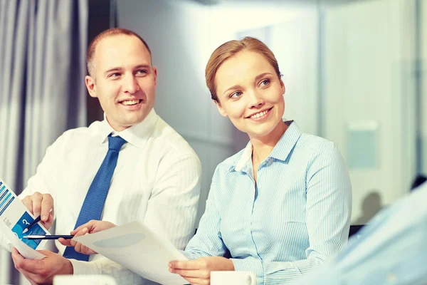 Affärsmän med papper i office — Stockfoto