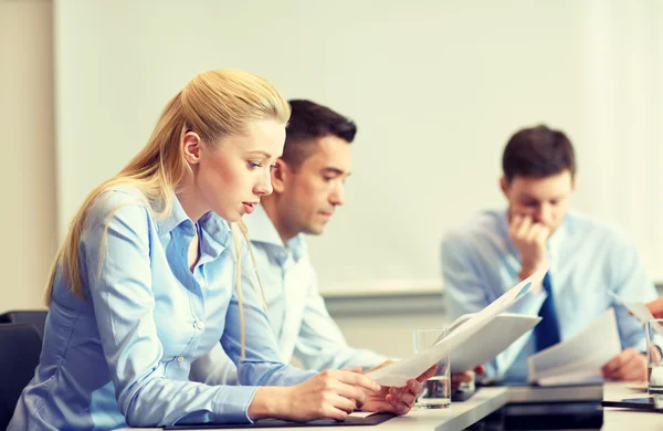 Gente de negocios que tiene problemas en la oficina — Foto de Stock