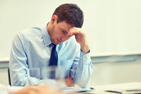 Hombre de negocios que tiene problemas en la oficina —  Fotos de Stock