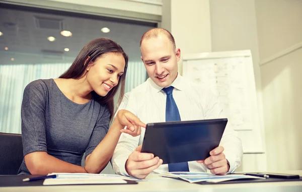 Hommes d'affaires souriants avec tablette PC dans le bureau — Photo