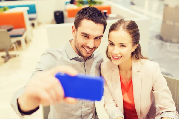 Felice coppia prendendo selfie con smartphone in caffè — Foto Stock