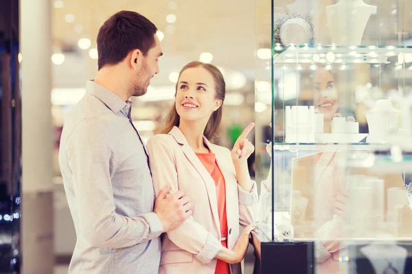 Par söker shopping fönster på Smyckesbutik — Stockfoto