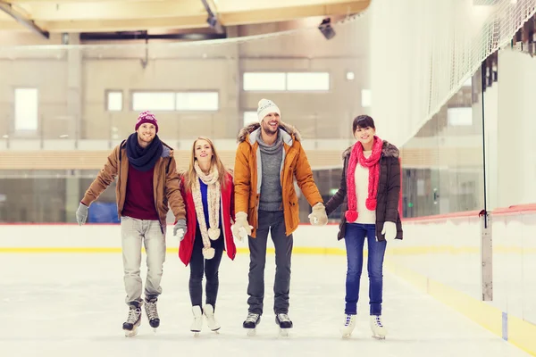 Amigos felices en pista de patinaje — Foto de Stock