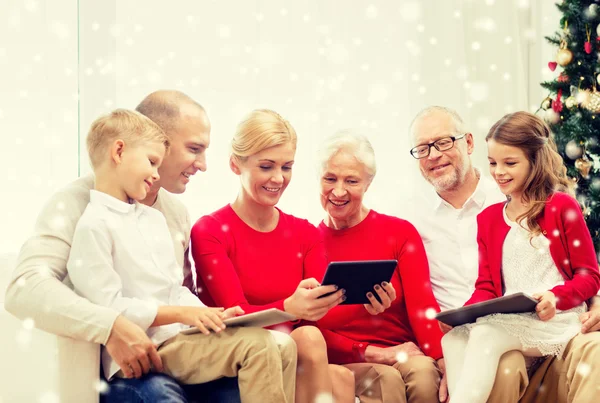 Família sorrindo com computadores tablet pc em casa — Fotografia de Stock