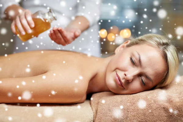 Närbild på kvinna ligga på massagebänk i spa — Stockfoto