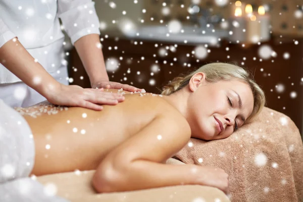 Close up de mulher deitada e tendo massagem no spa — Fotografia de Stock