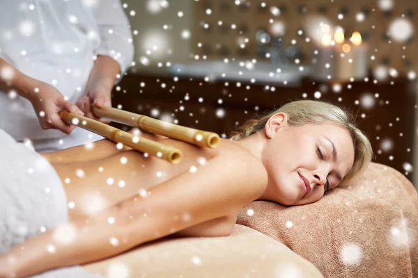 Närbild av kvinnan ligger och har massage i spa — Stockfoto