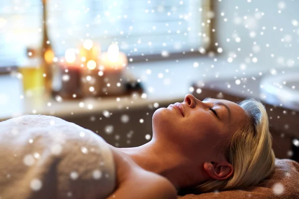 Young woman lying in spa — Stock Photo, Image
