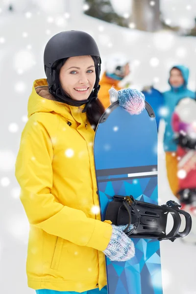 Gelukkige vrienden in helmen met snowboards — Stockfoto