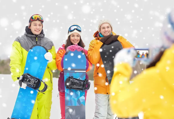 Glada vänner med snowboards och smartphone — Stockfoto