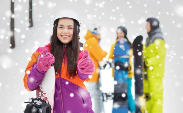 Glückliche Freunde in Helmen mit Snowboards — Stockfoto