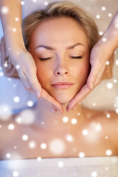 Close up de mulher tendo massagem facial no salão de spa — Fotografia de Stock