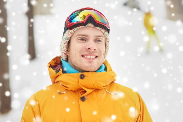Gelukkig jonge man in ski goggles buitenshuis — Stockfoto