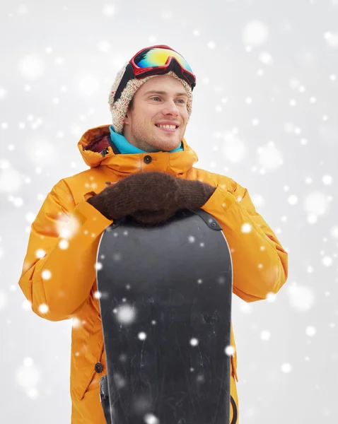 Heureux jeune homme en lunettes de ski à l'extérieur — Photo