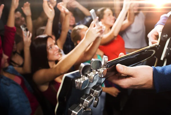 Närbild på människor på musik konsert i nattklubben — Stockfoto