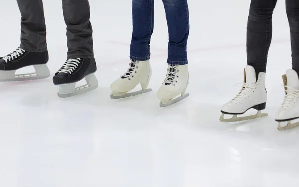 Закрытие ног на коньках на катке — стоковое фото