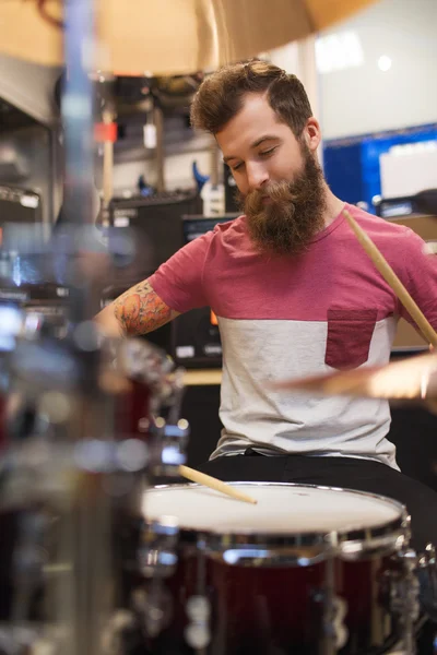 Muzyk mężczyzna talerze w sklepie muzycznym — Zdjęcie stockowe