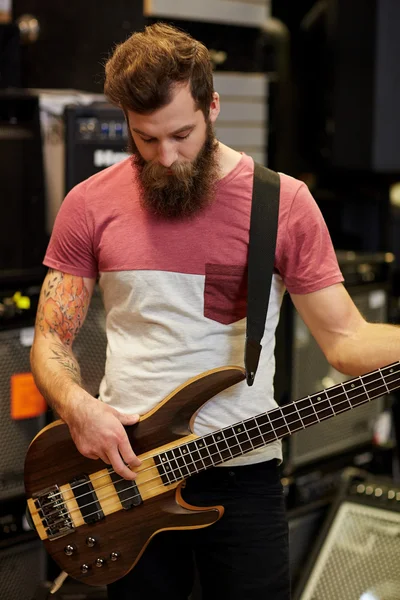 Musicien ou client avec guitare au magasin de musique — Photo