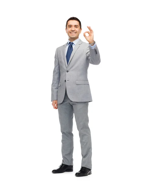 Hombre de negocios feliz en traje mostrando signo de mano ok — Foto de Stock