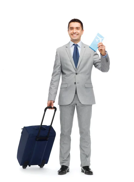 Homem de negócios feliz em terno com saco de viagem — Fotografia de Stock