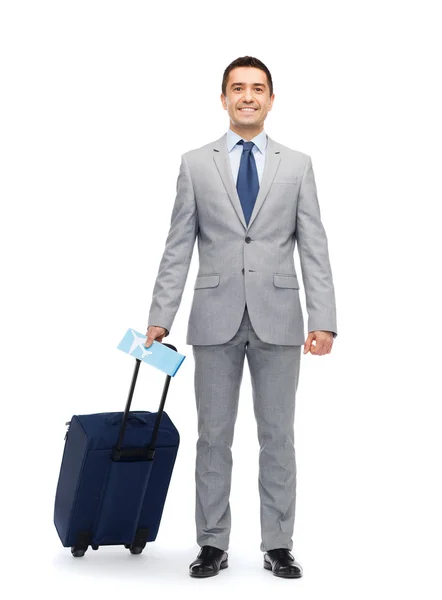 Homem de negócios feliz em terno com saco de viagem — Fotografia de Stock