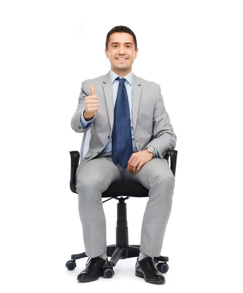 Homem de negócios feliz sentado na cadeira de escritório — Fotografia de Stock