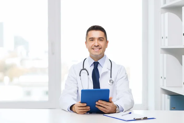 Sorridente médico masculino em casaco branco com tablet pc — Fotografia de Stock