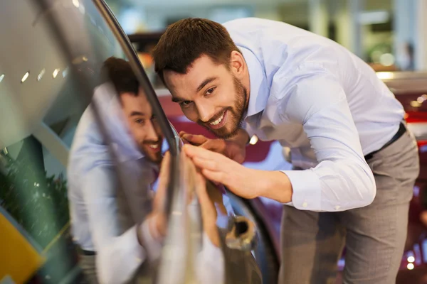 Hombre feliz tocando coche en auto show o salón —  Fotos de Stock