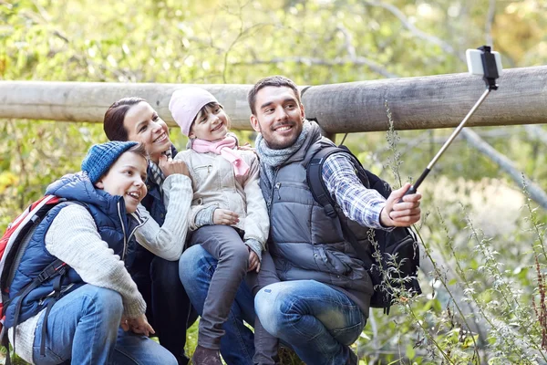 幸福的家庭，用智能手机拍照棍子在树林里 — 图库照片