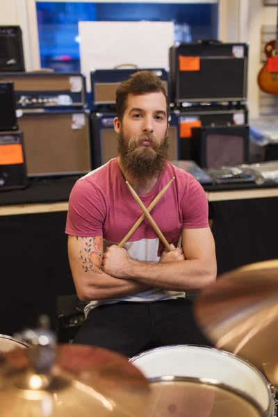 Musicien masculin avec des cymbales au magasin de musique Images De Stock Libres De Droits