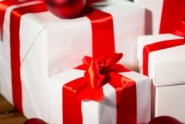 Close-up de caixas de presente e bolas de Natal vermelho — Fotografia de Stock