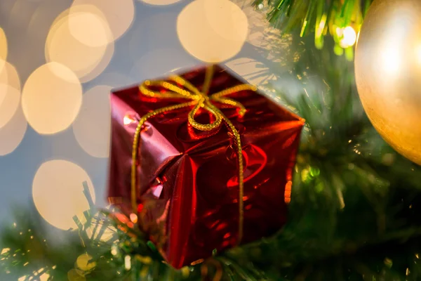 Close up de decoração de caixa de presente na árvore de natal — Fotografia de Stock